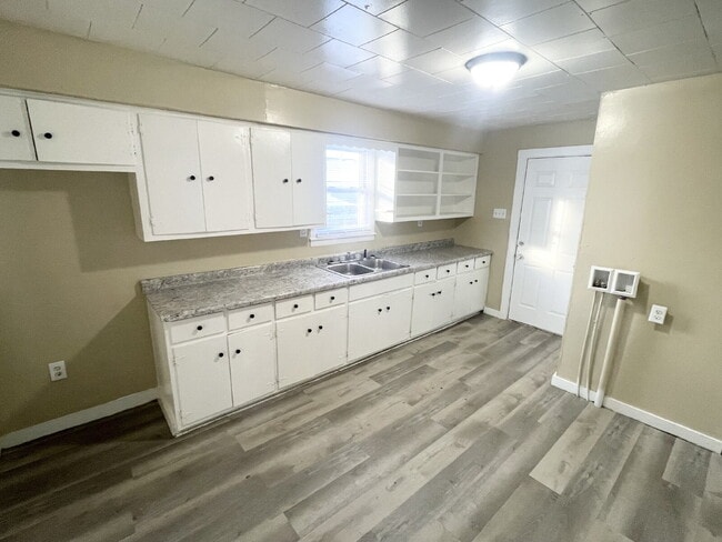 Photo - 4 Bedrooms garage/workshop combo (has electricity) Apartment