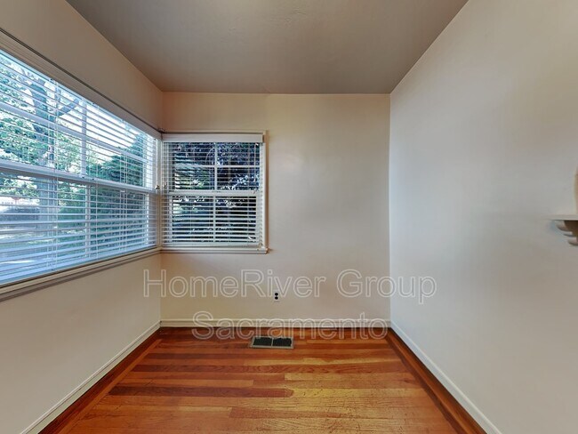 Building Photo - 1036 10th Ave