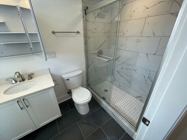 Building Photo - Modern 1-bed ~ 1 1/2 Bath * Pool & Fitness...