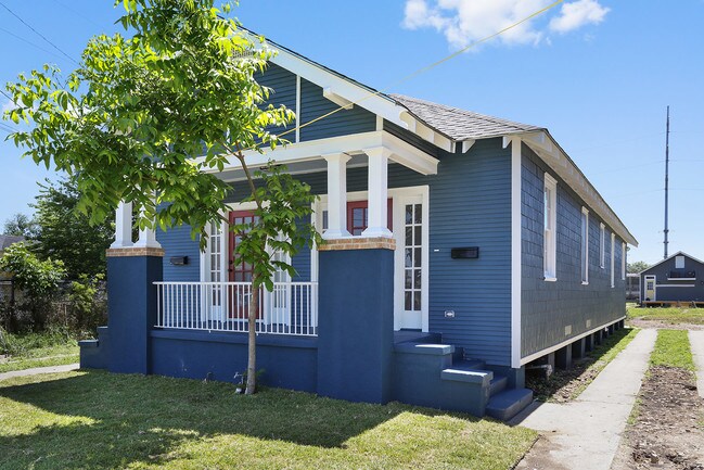 Building Photo - 3321 Leonidas St