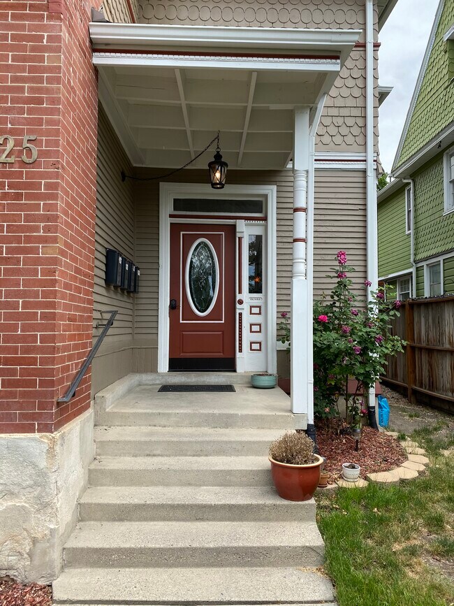 Foto del edificio - 825 E 3rd Ave
