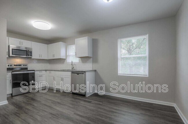 Building Photo - 10325 Smalley Ave