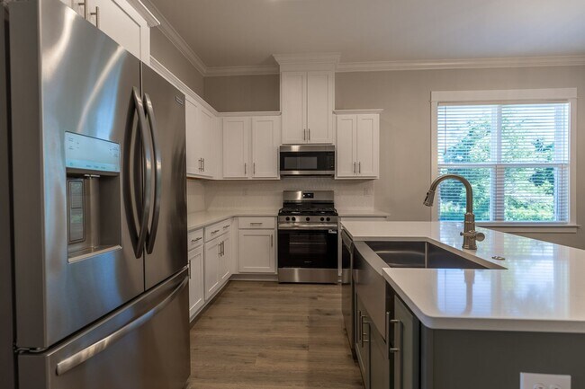 Foto del edificio - 5 Bedrooms!  Wooded Lot With No Back Neighbors • Luxury Finishes