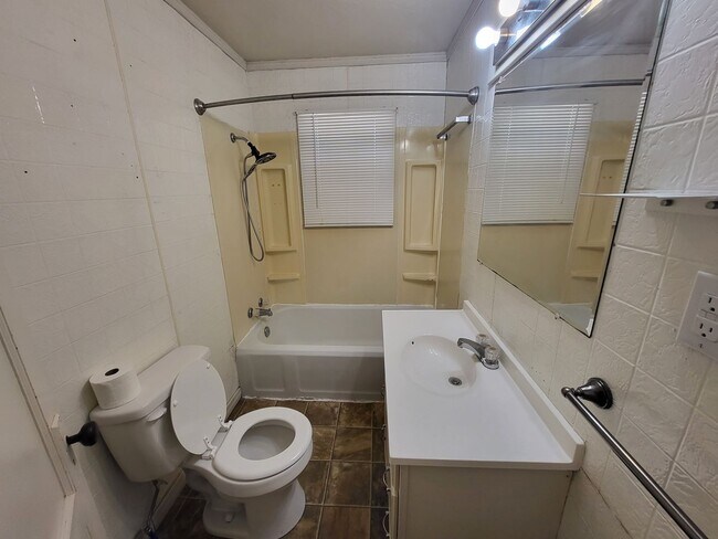 Foto del edificio - 3 bedroom 1 bathroom house with garage and...