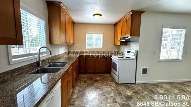 Foto del edificio - Bright 3BD I 1.5BA Home w/ Large Yard - SE Portland