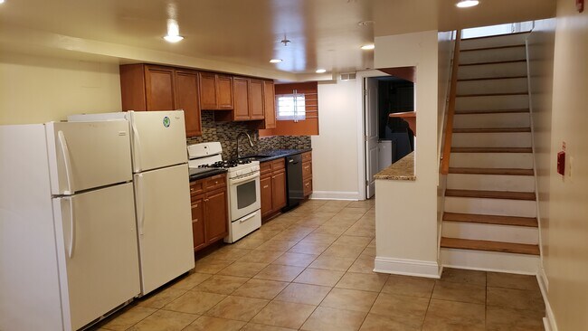 kitchen with breakfast counter - 4047 Irving St