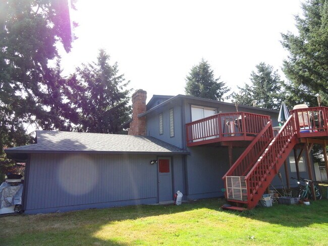 Building Photo - Spacious 3 Bedroom 1 3/4 Bath split level ...