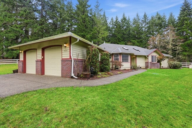 Foto del edificio - Move in ready! 3 bed, den, 2 bath rambler on 4.62 acres with pasture in Tumwater School District.