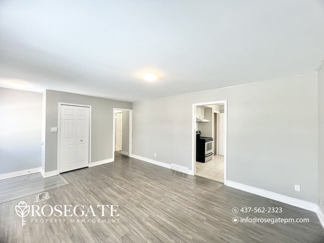 Photo du bâtiment - Spacious 3-Bedroom Main Level Apartment with Parking in London, Ontario
