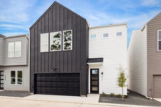 Building Photo - 5823 Mansfield St