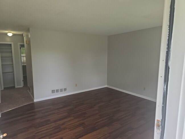 Building Photo - 2 bedroom 1 bath duplex off of Broad River Rd