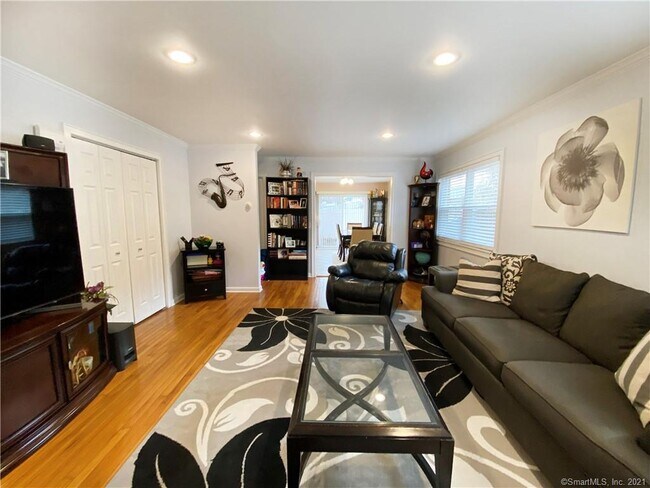 Foto del edificio - 77 Webb Ave