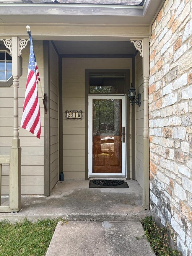 Foto del edificio - 2216 Quiet Wood Dr