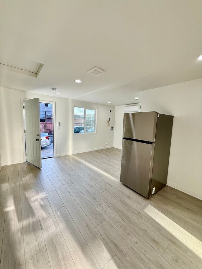 Building Photo - 845 1/2 W 76th St