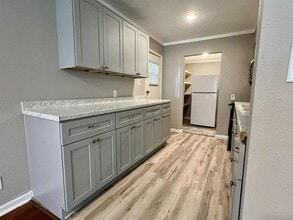 Building Photo - 9529 Chesterfield Dr