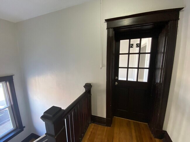Building Photo - Great location and newly renovated One Bed...