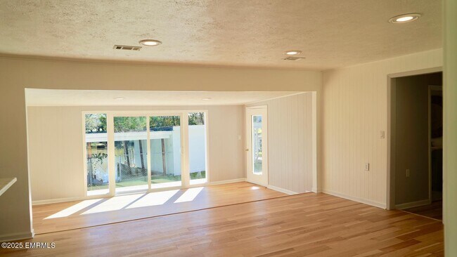 Foto del edificio - 3702 Rollins Dr