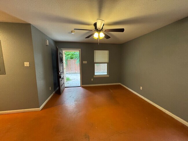 Foto del edificio - Lacy Lakeview Duplex