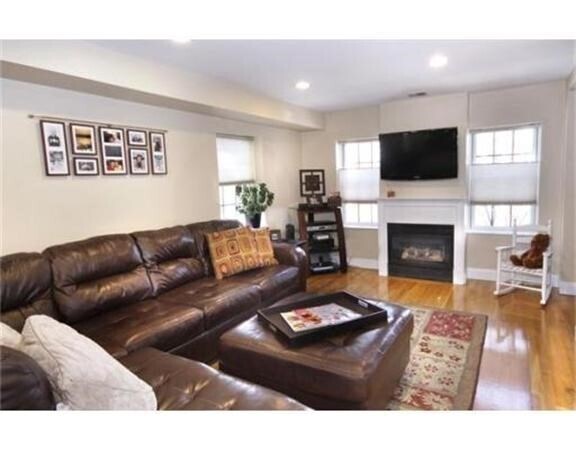 Building Photo - 596 E 2nd St