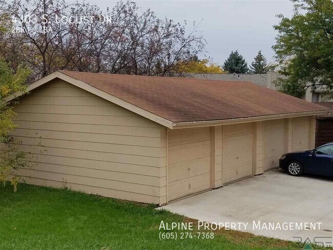 Building Photo - 2 Bed/2 Bath Townhome For Rent!!