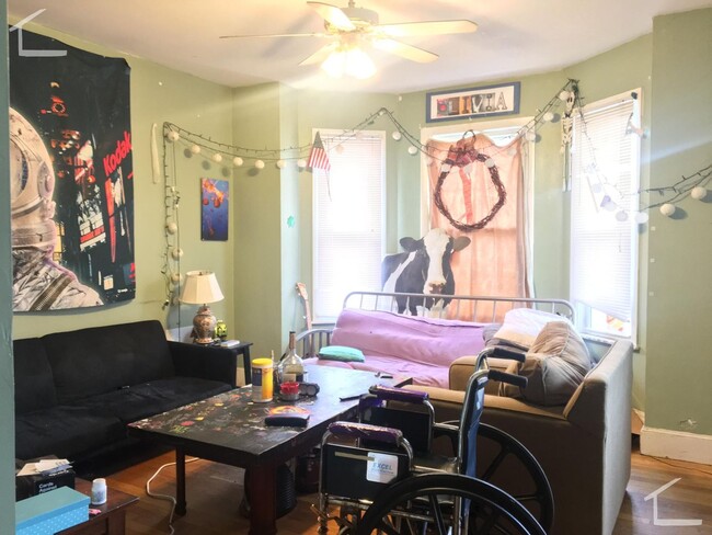 Building Photo - No Brokers Fee, Large Unit Walking Distance to BU. Large Deck, Laundry, Eat-in Kitchen, Lots of S...