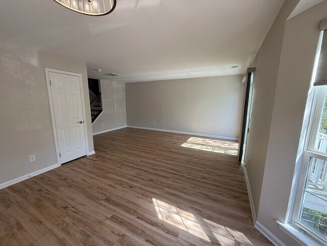 Building Photo - 9 Crabapple Ct