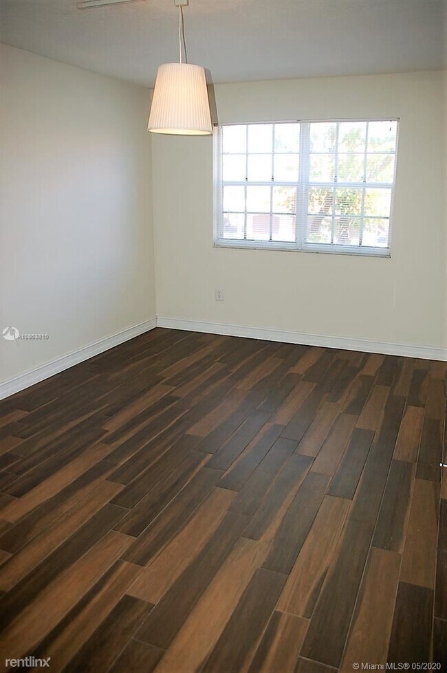 Foto del edificio - 1 br, 1 bath Condo - 11211 Pines Blvd