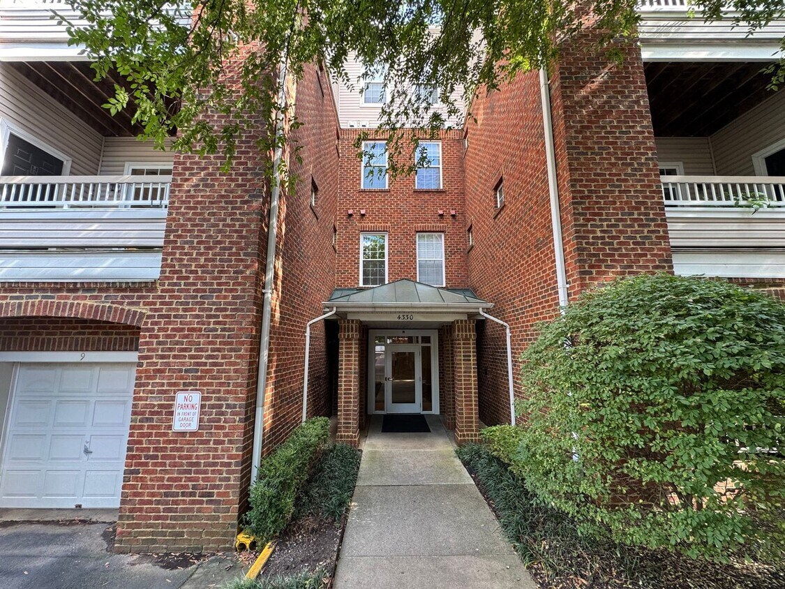 Foto principal - Bright And Cozy 3 Bed 2 Bath Condo With La...