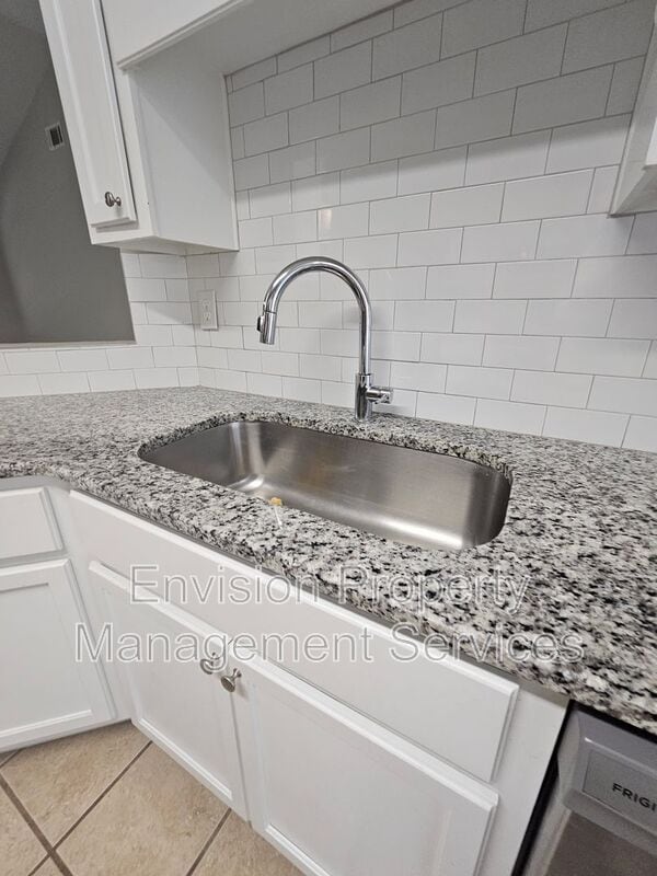 Building Photo - 479 Lakeshore Dr