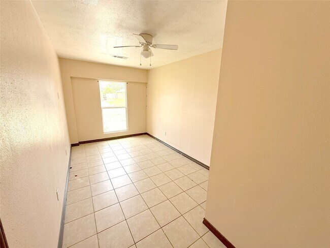 Foto del edificio - 7130 Kings Dr