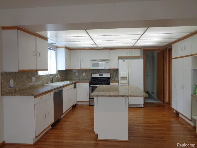 Foto del edificio - 1825 Long Pointe Dr