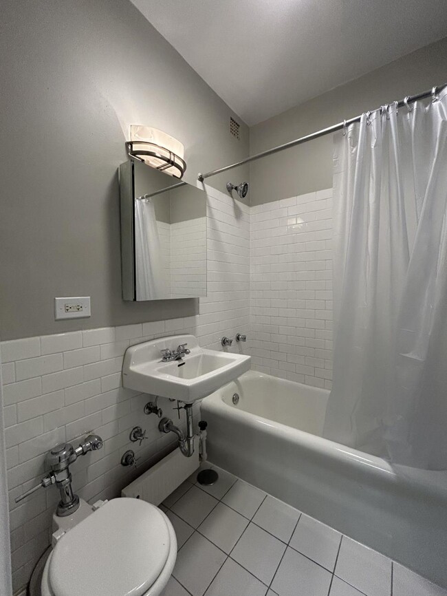 Building Photo - 1 bedroom in Chicago IL 60657