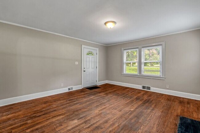 Foto del edificio - Adorable Home, Just Painted, Wood Flooring...