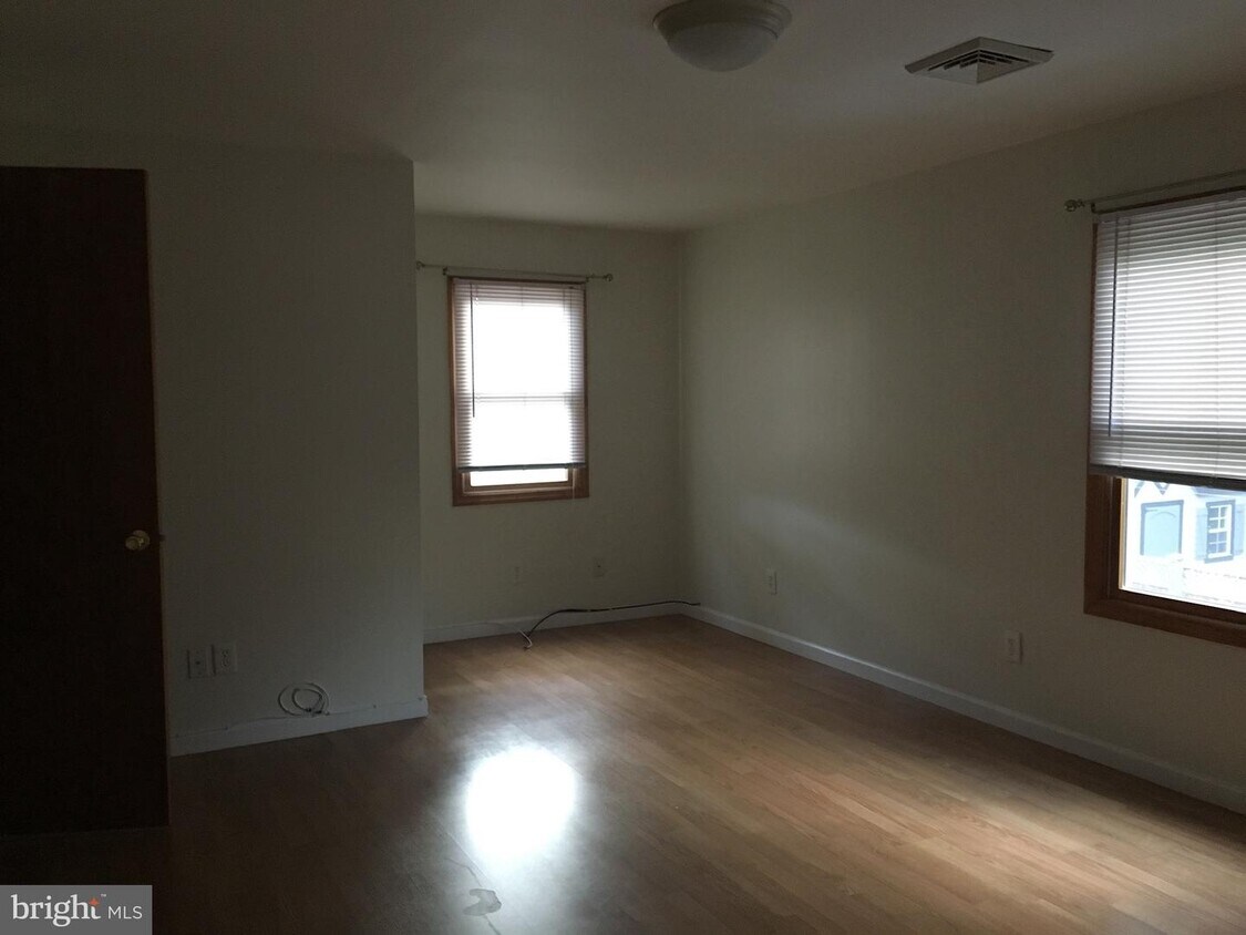Primary Photo - 102 Emerald St