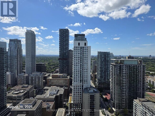 Building Photo - 161-3161 Roehampton Ave