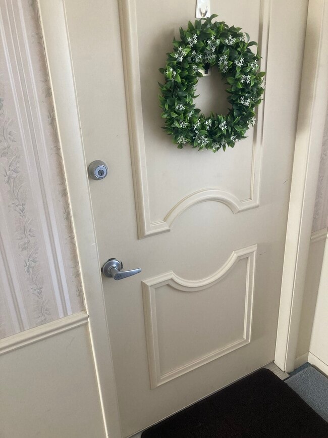 Building Photo - 821 1/2 Red Oak Trail