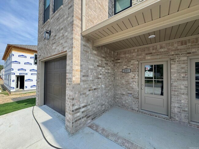 Foto del edificio - 221 N Elm St