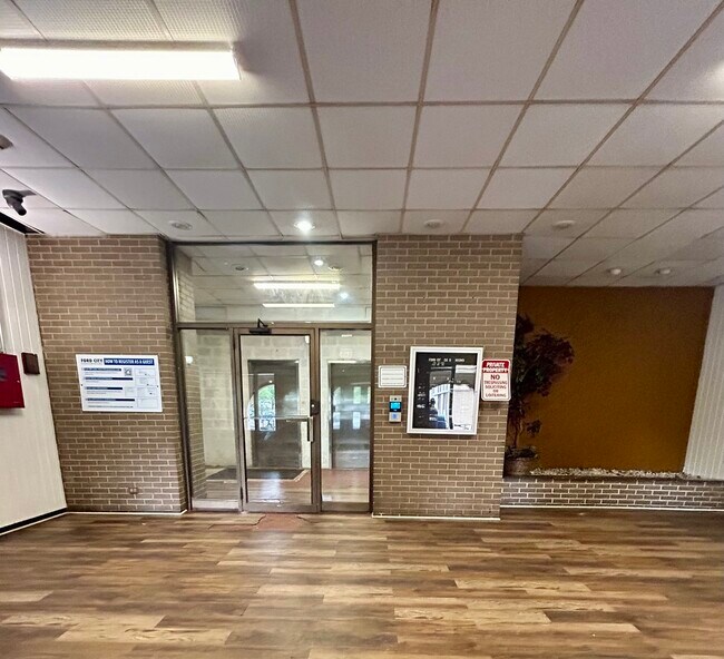 Building Photo - 4300 W Ford City Dr