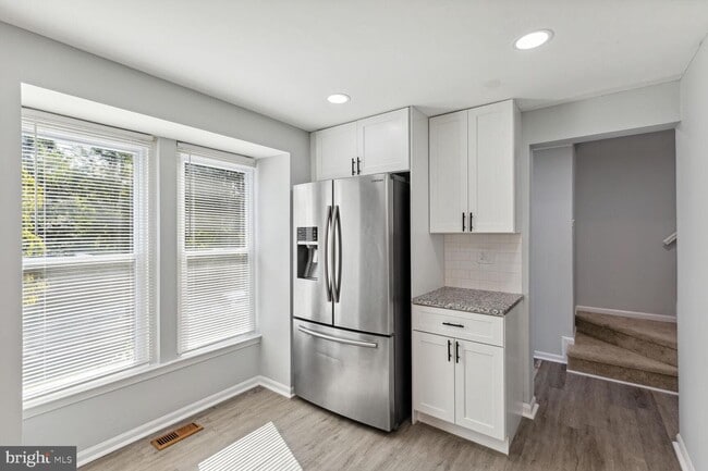Building Photo - 9530 Glen Oaks Ln