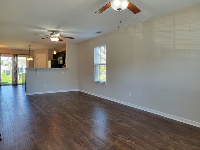 Foto del edificio - Highly desirable end unit in sought after Cobblestone in Goodlettsville!