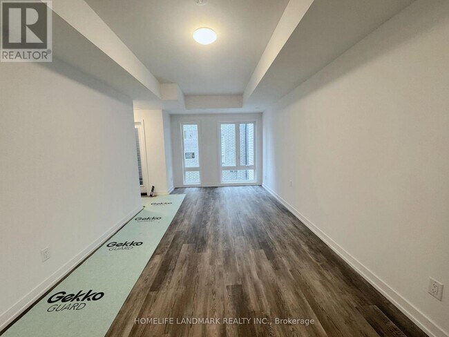 Building Photo - 5 Bancroft Ln