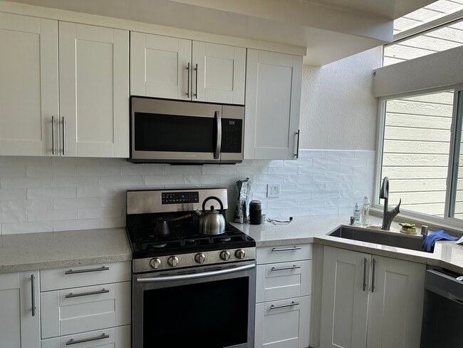 Kitchen - 126 Cityview Dr