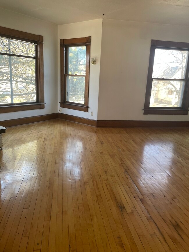 Building Photo - 807 Dousman St