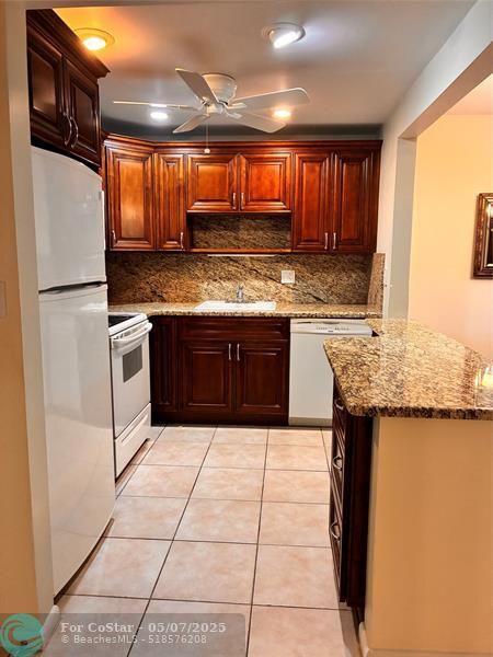 Foto del edificio - 255 S Cypress Rd