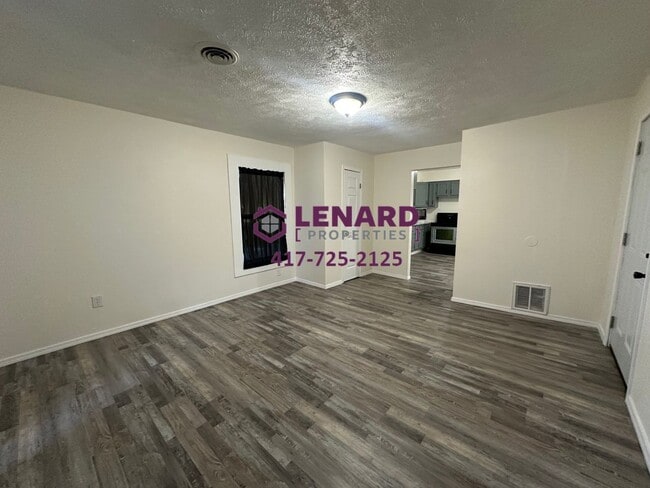 Building Photo - 2 Bedroom Home Available Now!