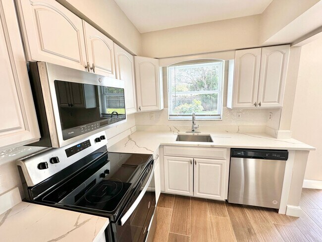 Foto del edificio - ** CENTRAL NAPLES **4 BED / 2 BATH ** POOL**PETS OK**ANNUAL RENTAL**