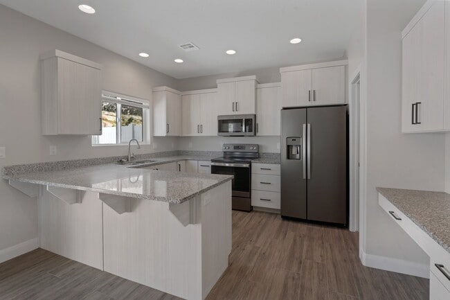 Building Photo - 668 E Fiddlers Canyon Rd