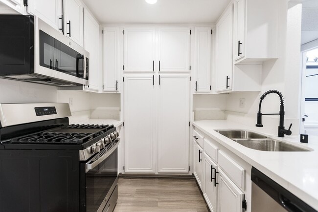 Interior Photo - 315 S Virgil Ave