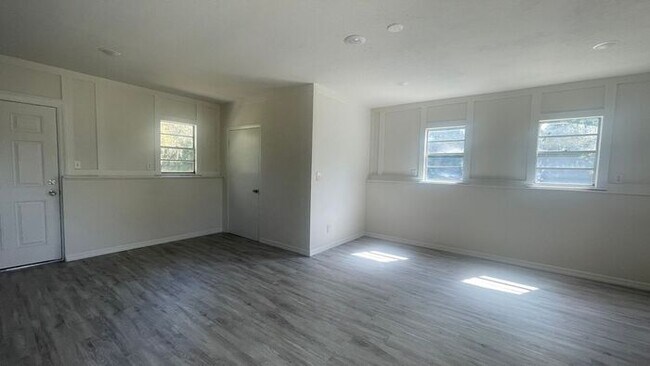 Building Photo - 703 Gotts Rd