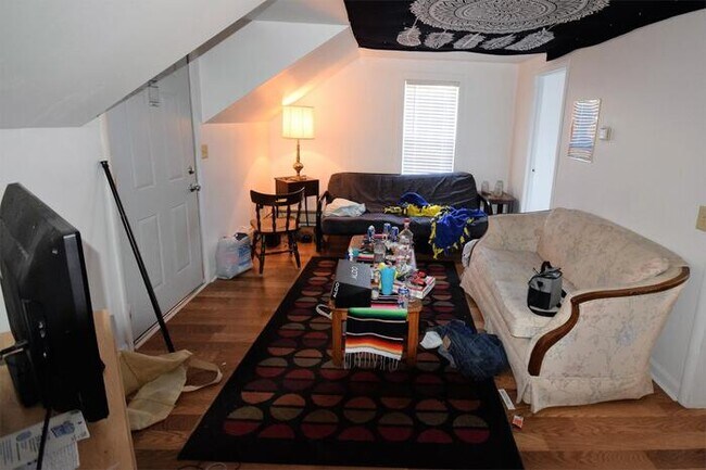Building Photo - Updated 2 Bedroom- Oshkosh South